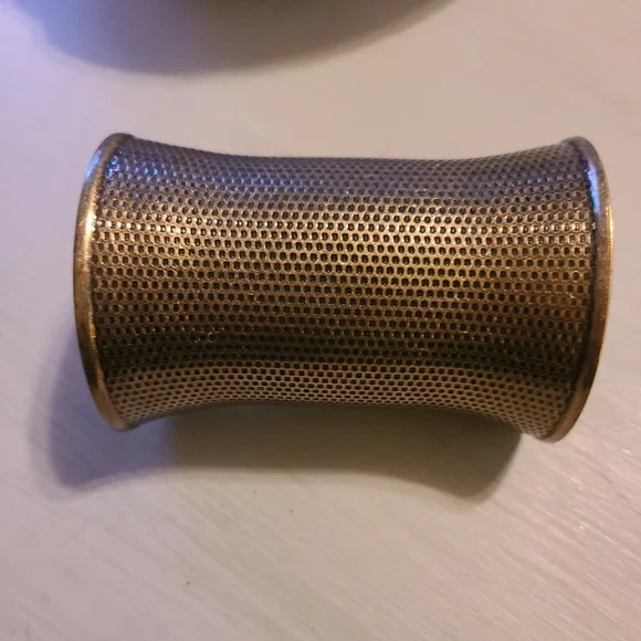 Basic bronze color womens cuff, never worn - Picture 4 of 4
